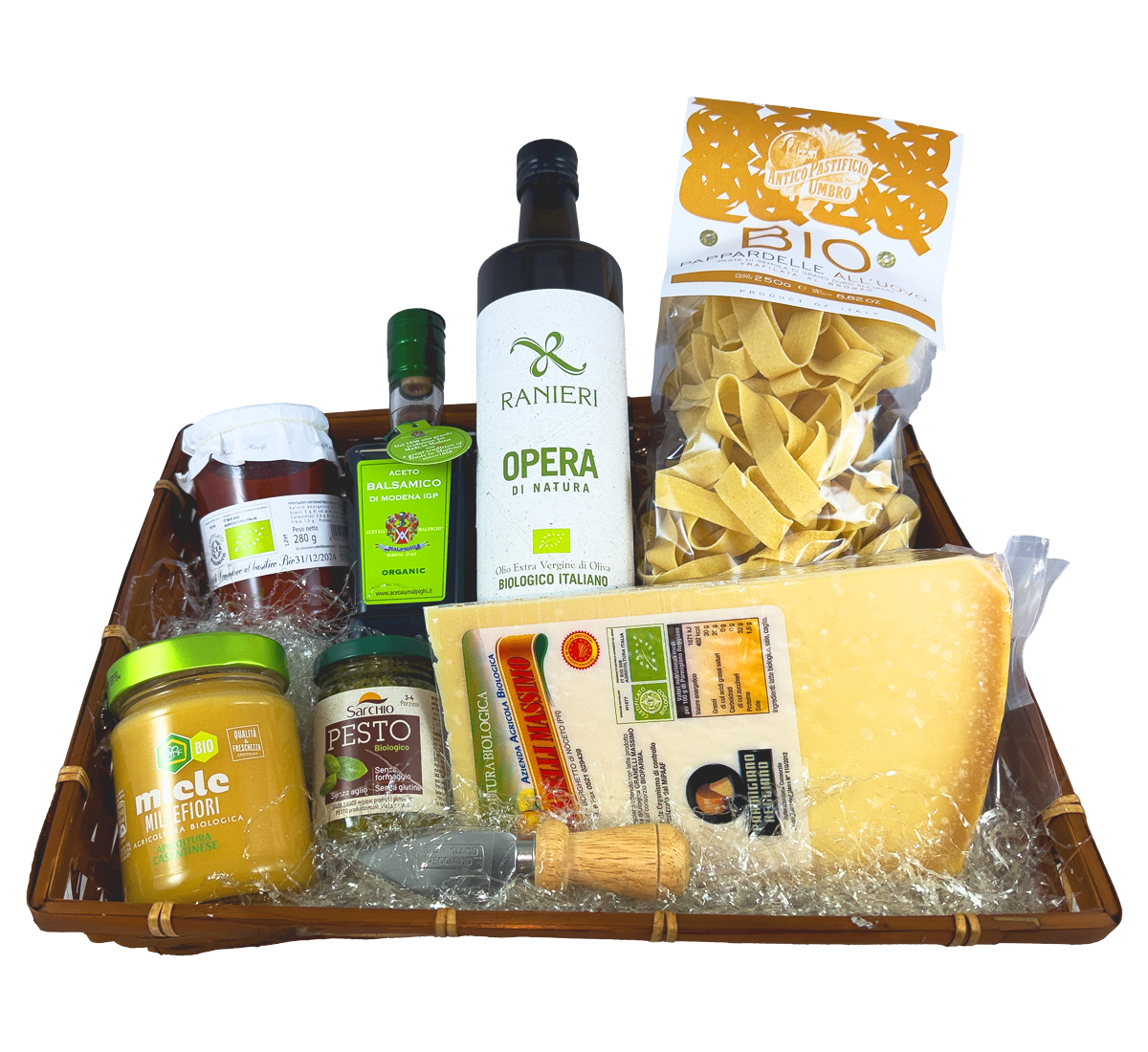 Un cesto regalo biologico con autentiche prelibatezze italiane: Parmigiano stagionato, olio d'oliva e pesto, per un gusto sostenibile.