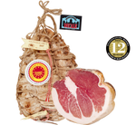 Metà di un Culatello di Zibello DOP, stagionato per 12 mesi, legato con corda e adornato da etichette artigianali e un sigillo di qualità.
