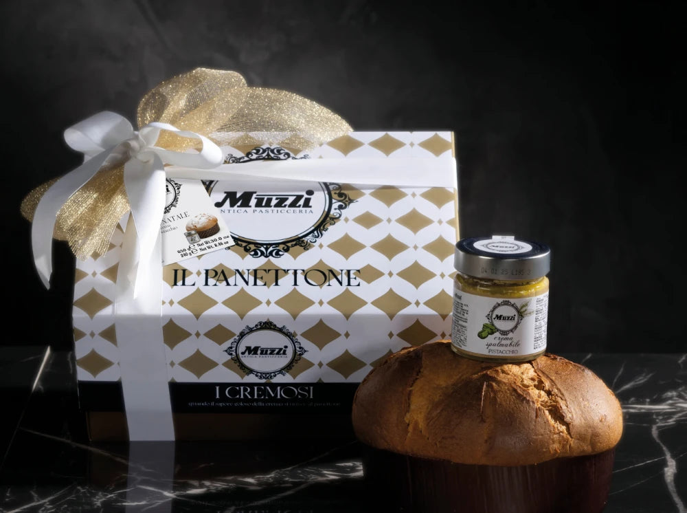 Dolce di Natale artigianale farcito con crema al pistacchio in confezione regalo.