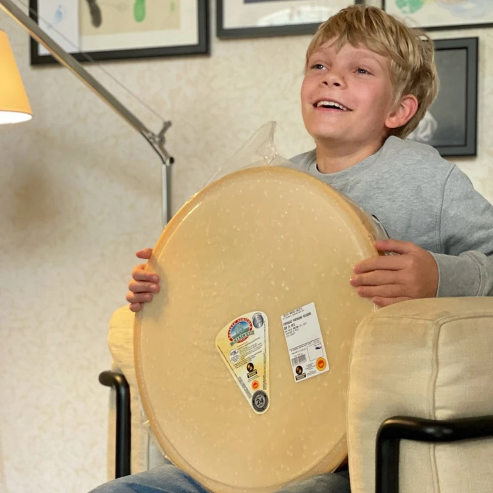 Il nostro cliente Daniel con una mezza forma di Parmigiano dalla Danimarca.