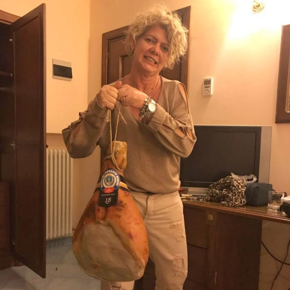 La nostra cliente Eliane con un Prosciutto di Parma dal Brasile.