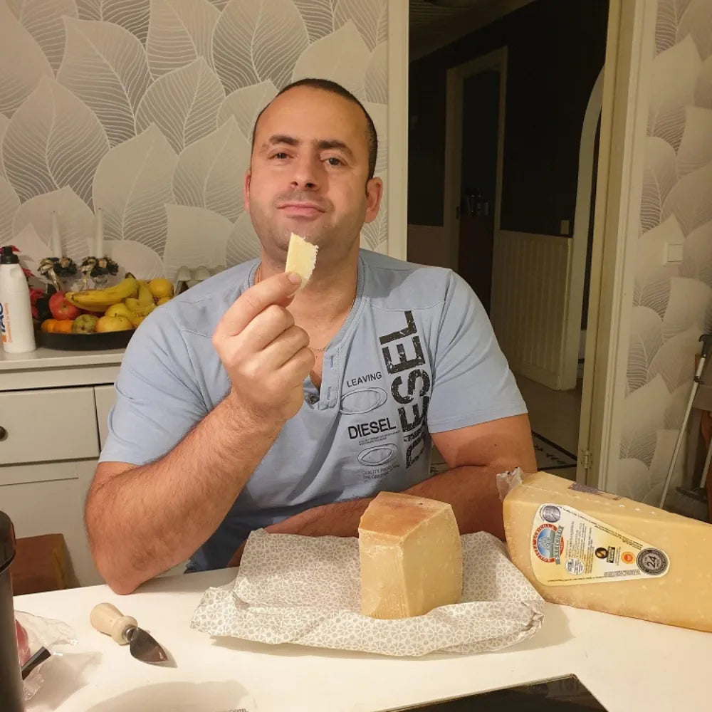 Il nostro cliente Ghaith Khalifa con Parmigiano dalla Svezia.