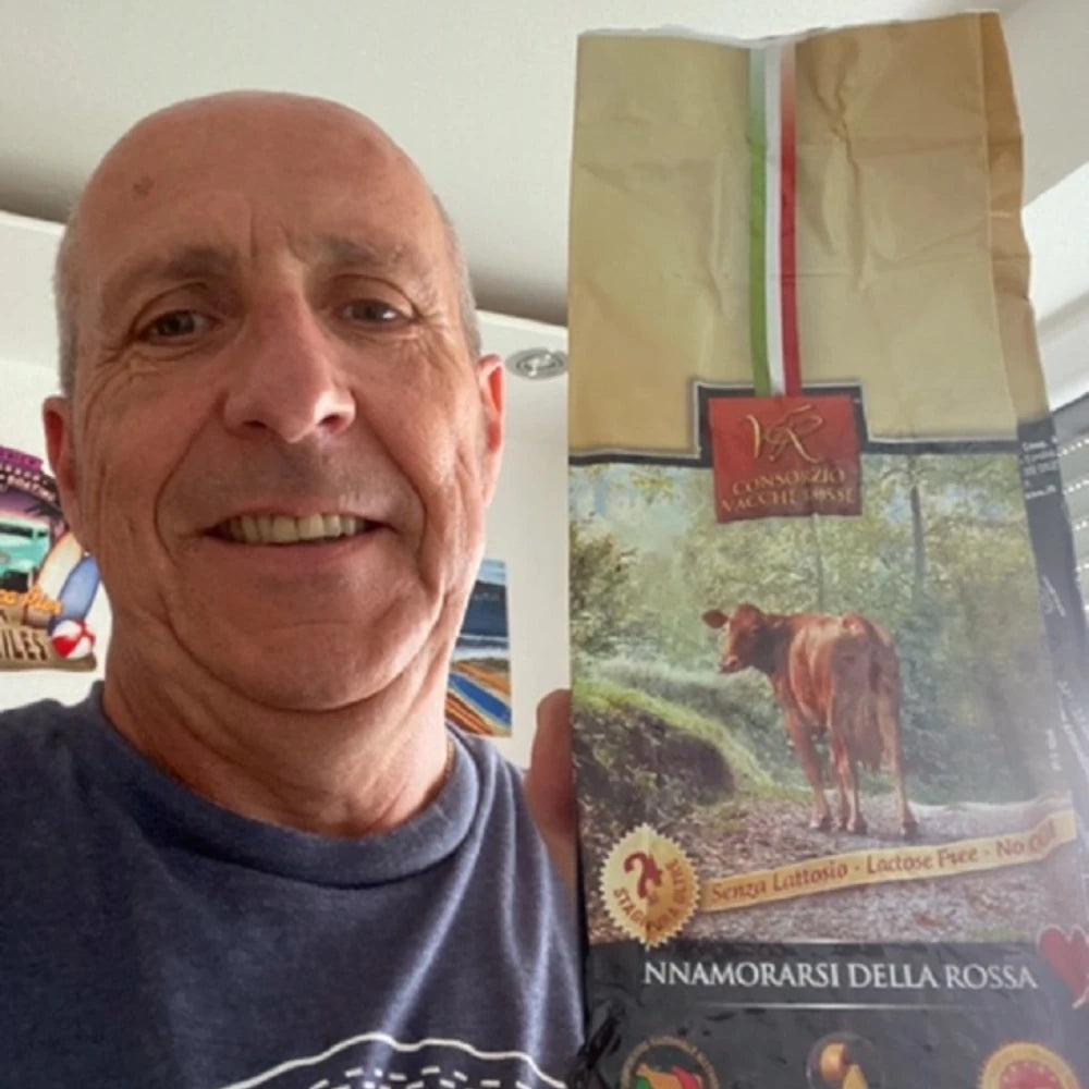 Il nostro cliente Hans Joachim con Parmigiano Vacche Rosse dalla Germania.