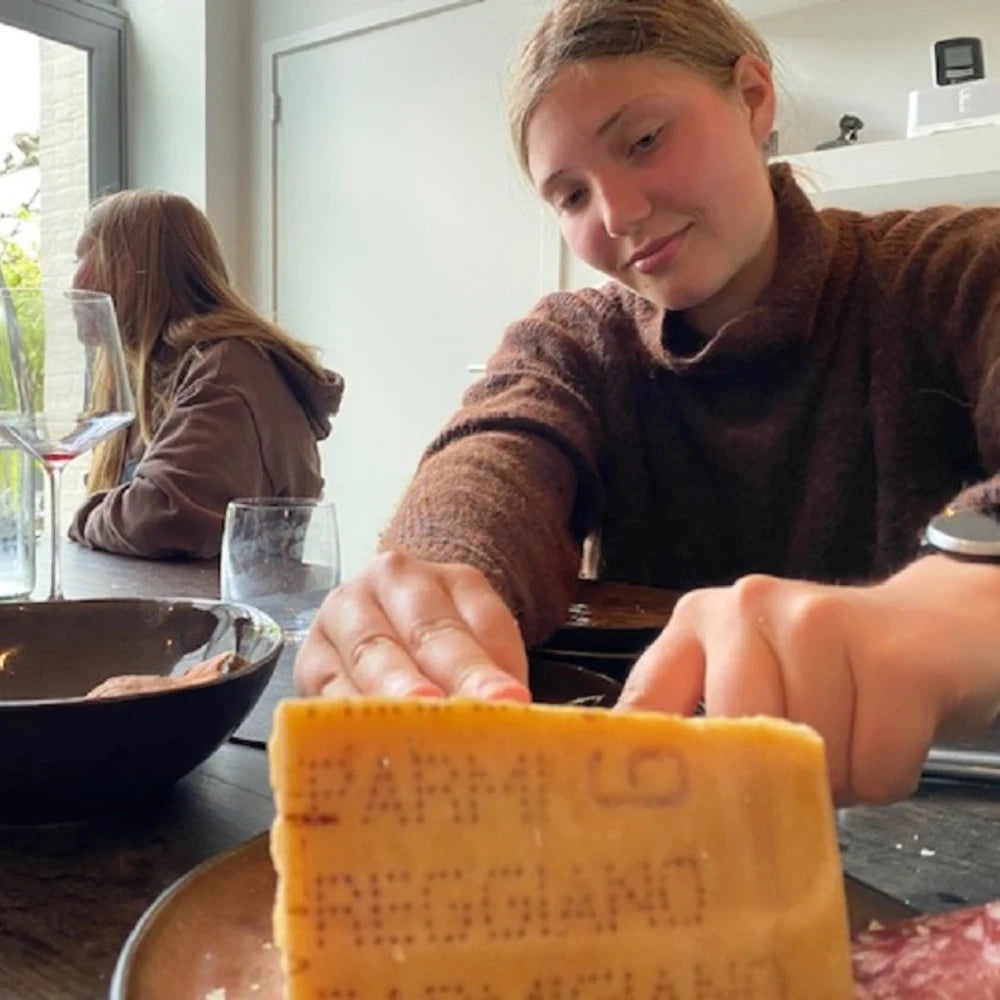 La nostra cliente Inge con Parmigiano Reggiano dal Belgio.