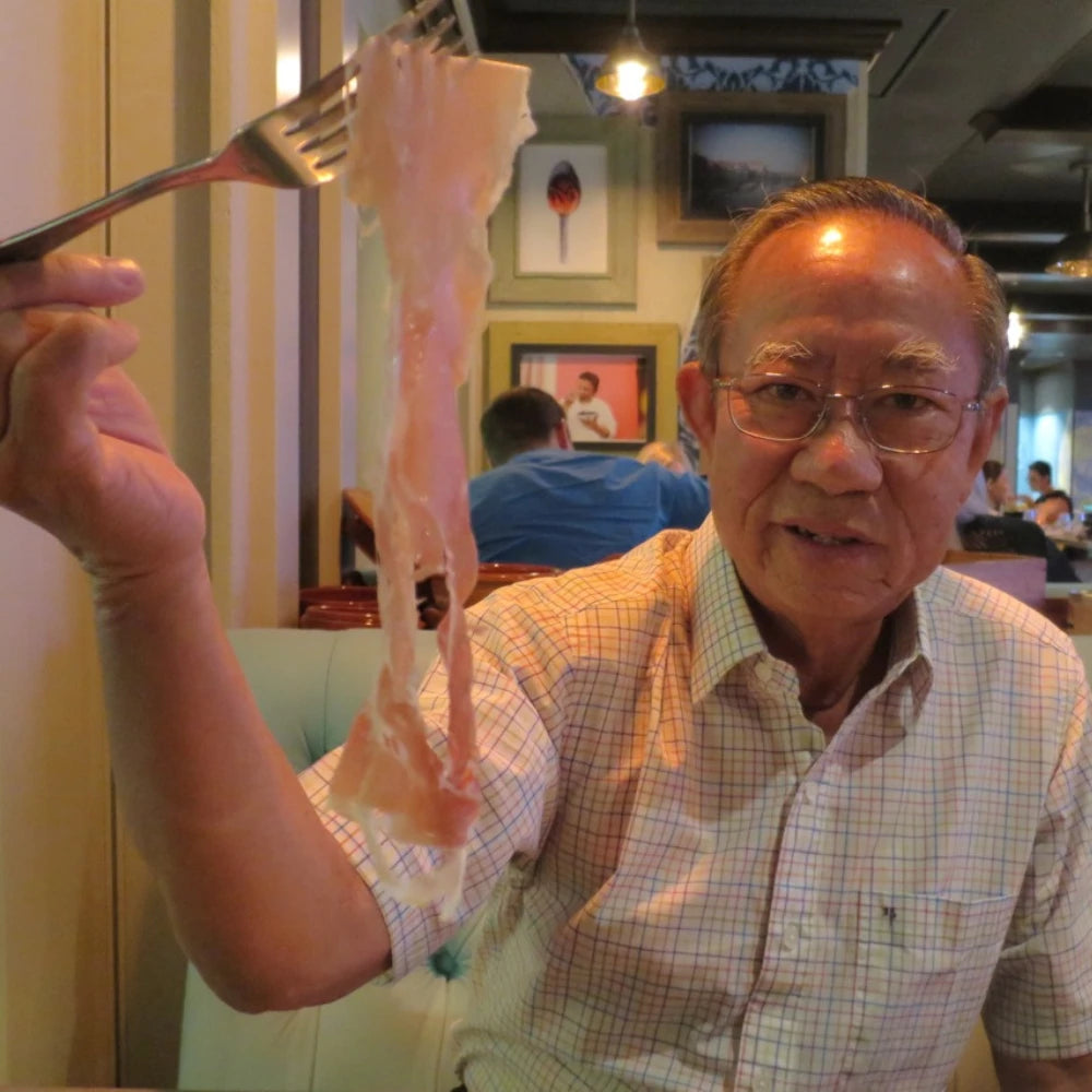 Il nostro cliente James con un Prosciutto di Parma da Singapore.