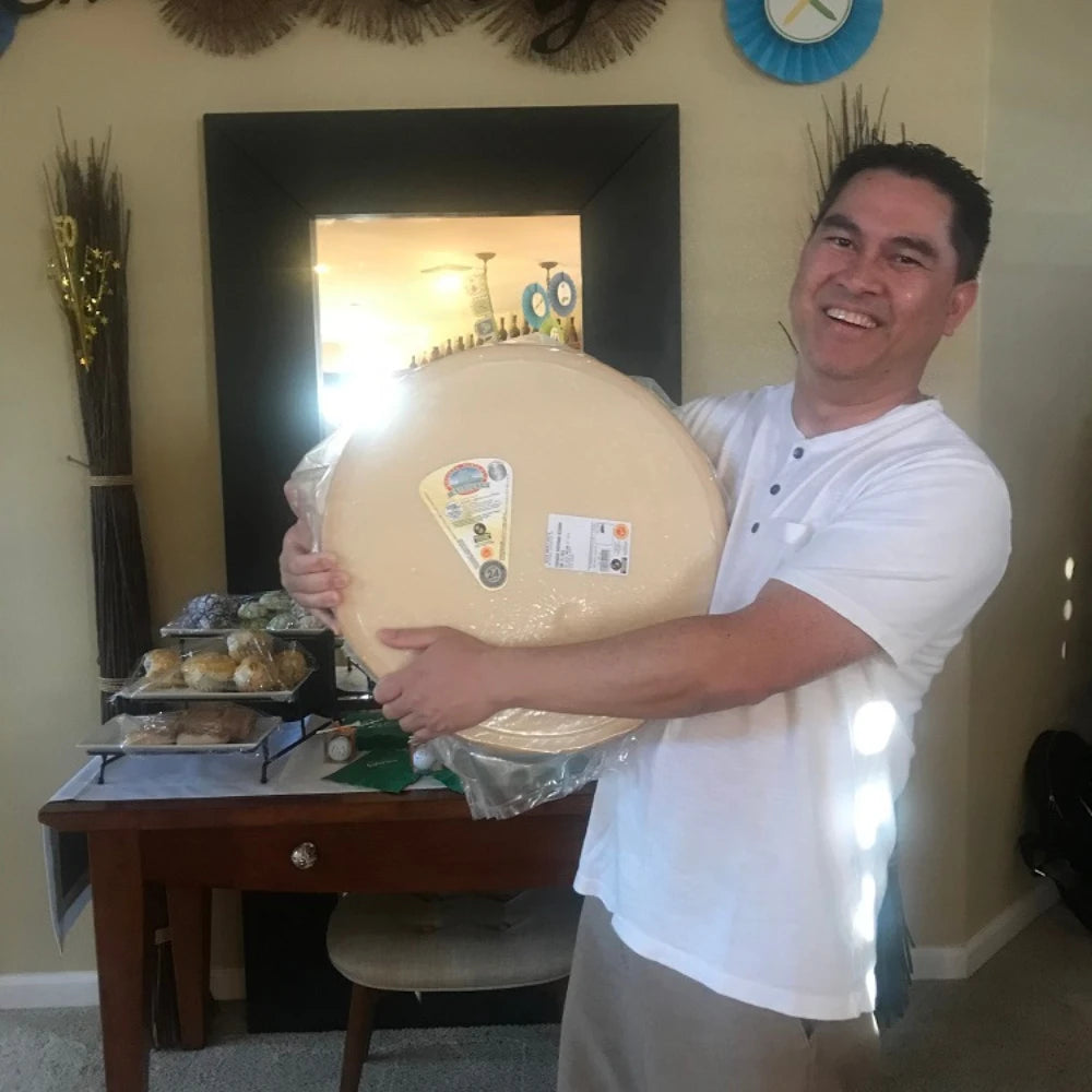 Il nostro cliente Jo Anne con una mezza forma di Parmigiano dagli Stati Uniti.