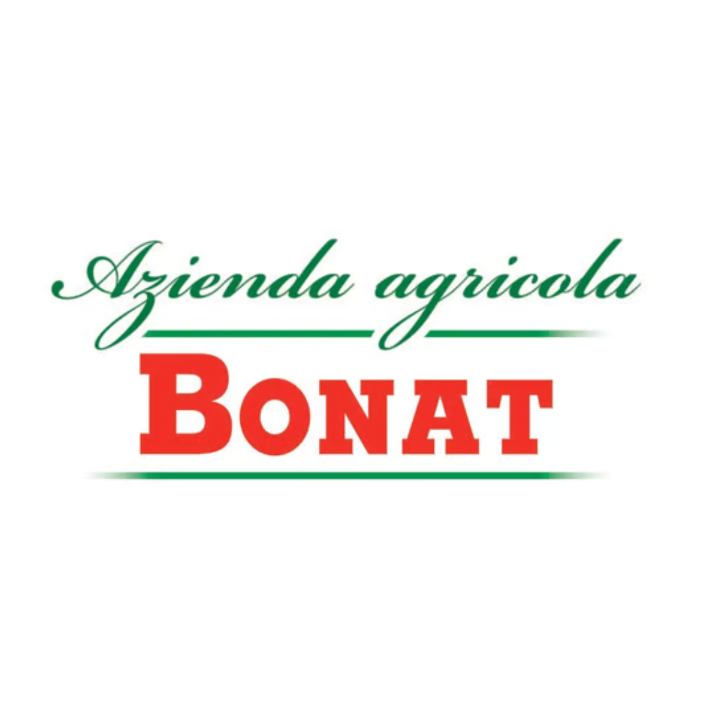 Logo Azienda Agricola Bonat: Elegante testo verde e rosso su sfondo bianco simboleggia tradizione e qualità italiane.