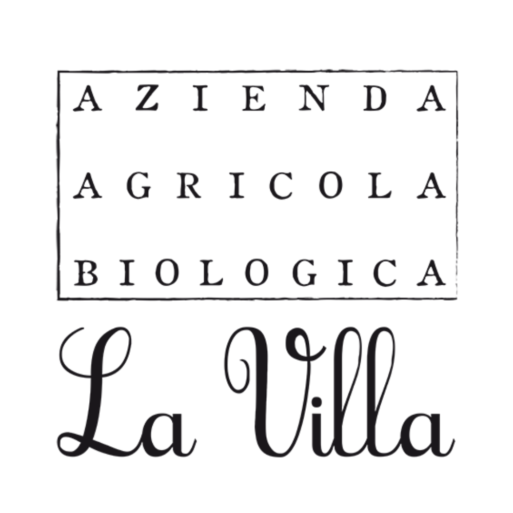 Logo Azienda Agricola Biologica La Villa in elegante carattere nero, simbolo di tradizione e qualità sostenibile.