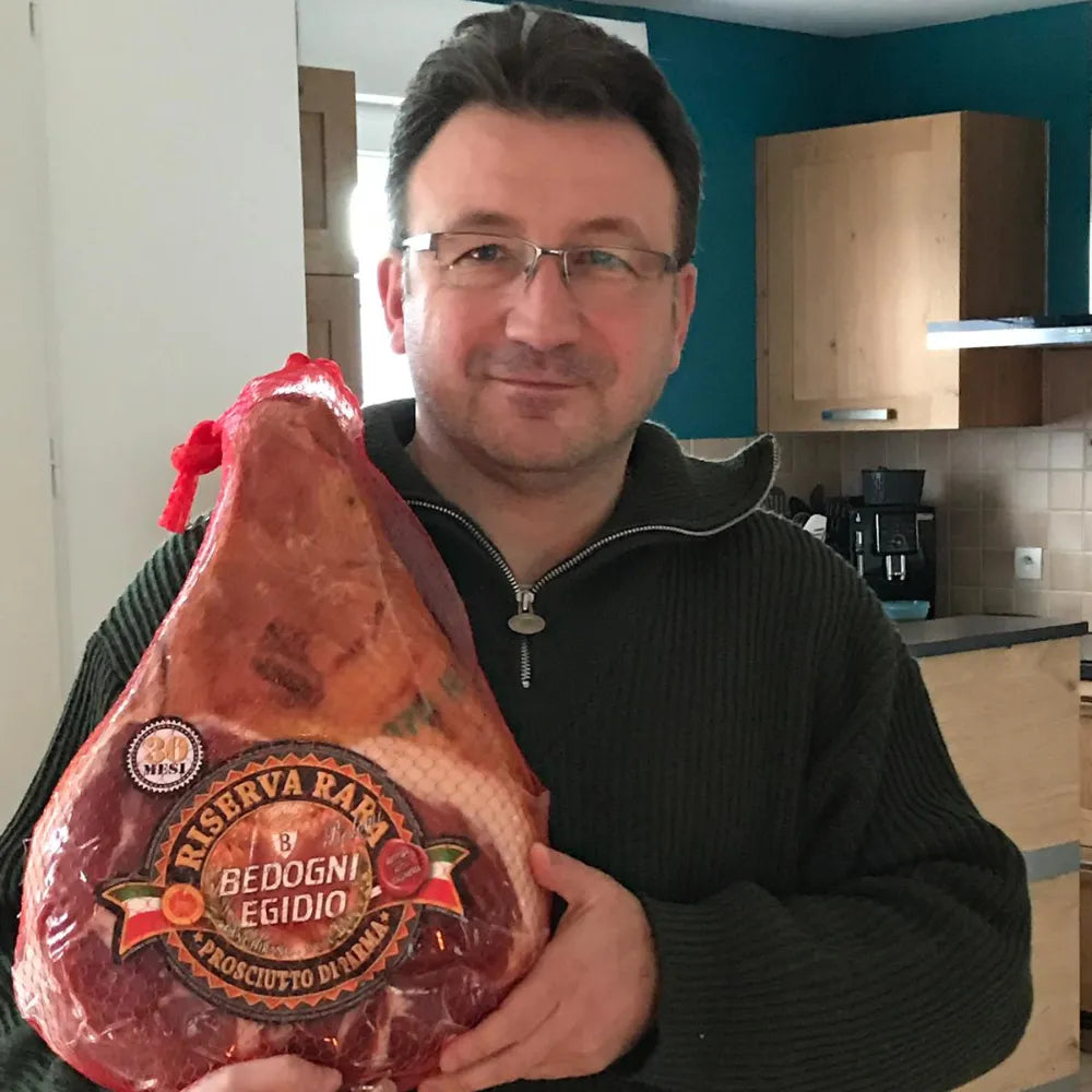 Il nostro cliente Lorenzo con un Prosciutto di Parma dalla Francia.