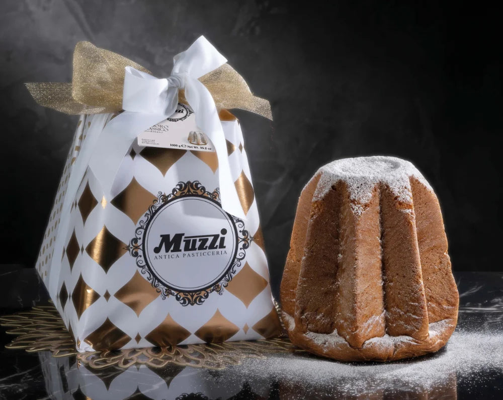 Pandoro classico di Verona, soffice e con bustina di zucchero a velo.