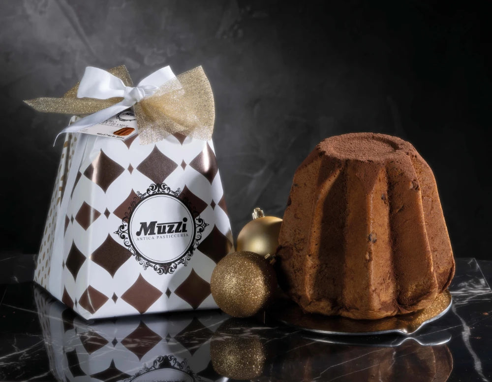 Pandoro artigianale farcito con golosa crema al tiramisù e cacao.