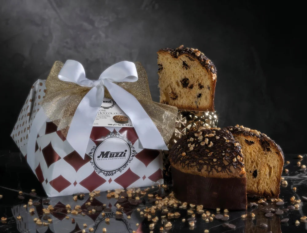 Panettone Gran Cioccolato artigianale con impasto chiaro e gocce di cioccolato.