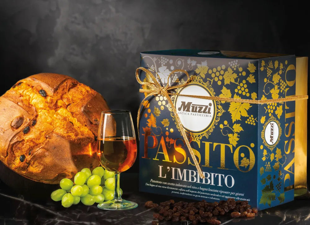 Panettone artigianale con uvetta macerata nel vino Passito.