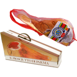 Delizioso Prosciutto di Parma DOP, stagionato per 16 mesi e accuratamente disossato, presentato in un'elegante confezione regalo. Un sapore delicato che evoca le colline parmensi.