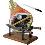 Un autentico Prosciutto di Parma DOP, stagionato per 18 mesi, viene presentato con supporto e coltello, esprimendo tutto il sapore e la tradizione della storica Etichetta Nera.
