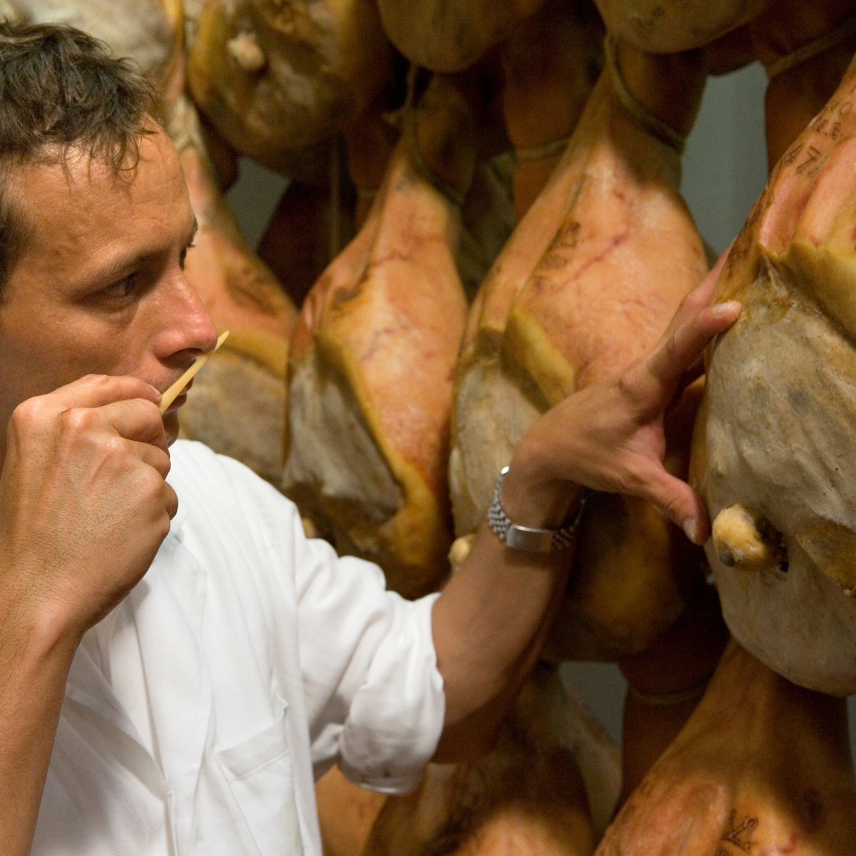 Prosciutto di Parma Simonini, vista ambientata con prodotto affettato.
