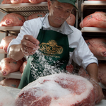 Prosciutto di Parma Simonini in ambientazione di degustazione.