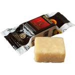 Snack di Parmigiano Reggiano Vacche Rosse 24 mesi, vista laterale.