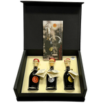 Scatola di velluto nero aperta contenete tre bottigliette di Aceto Balsamico Tradizionale di Modena DOP con vista frontale.