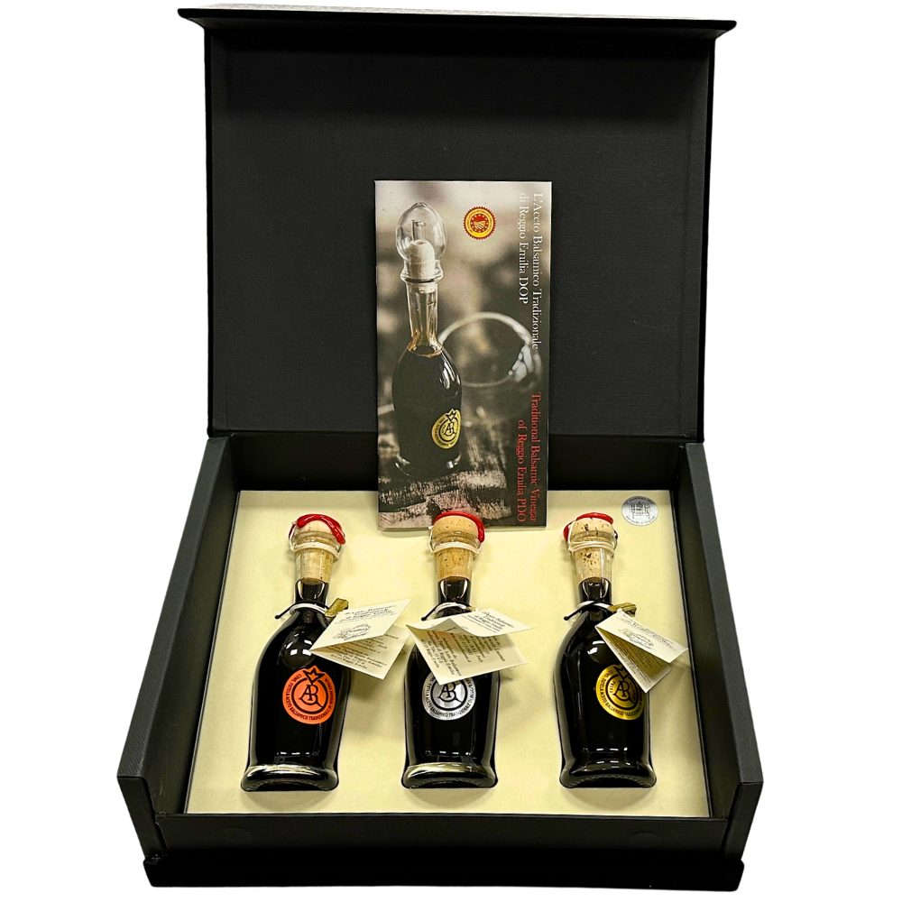Scatola di velluto nero aperta contenete tre bottigliette di Aceto Balsamico Tradizionale di Modena DOP con vista frontale.