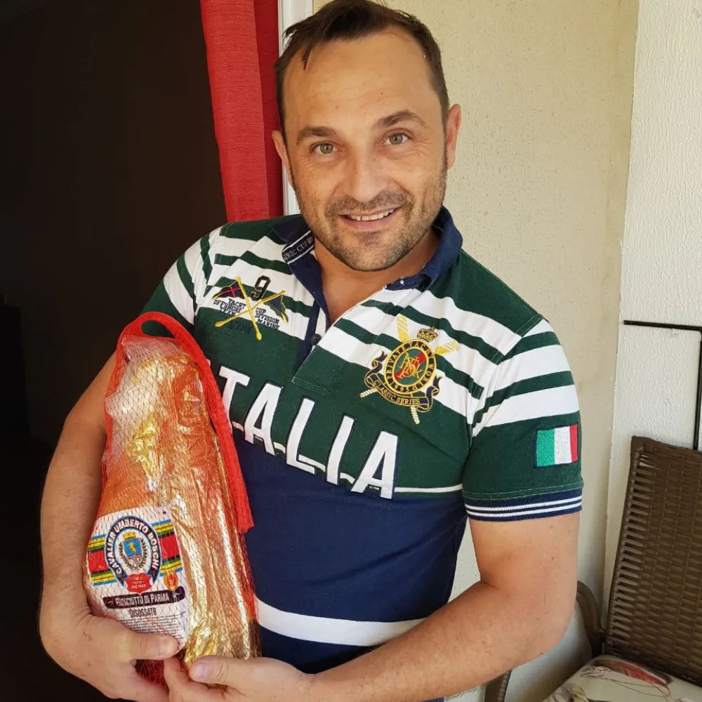 Il nostro cliente Vagner con un Prosciutto di Parma dal Brasile.