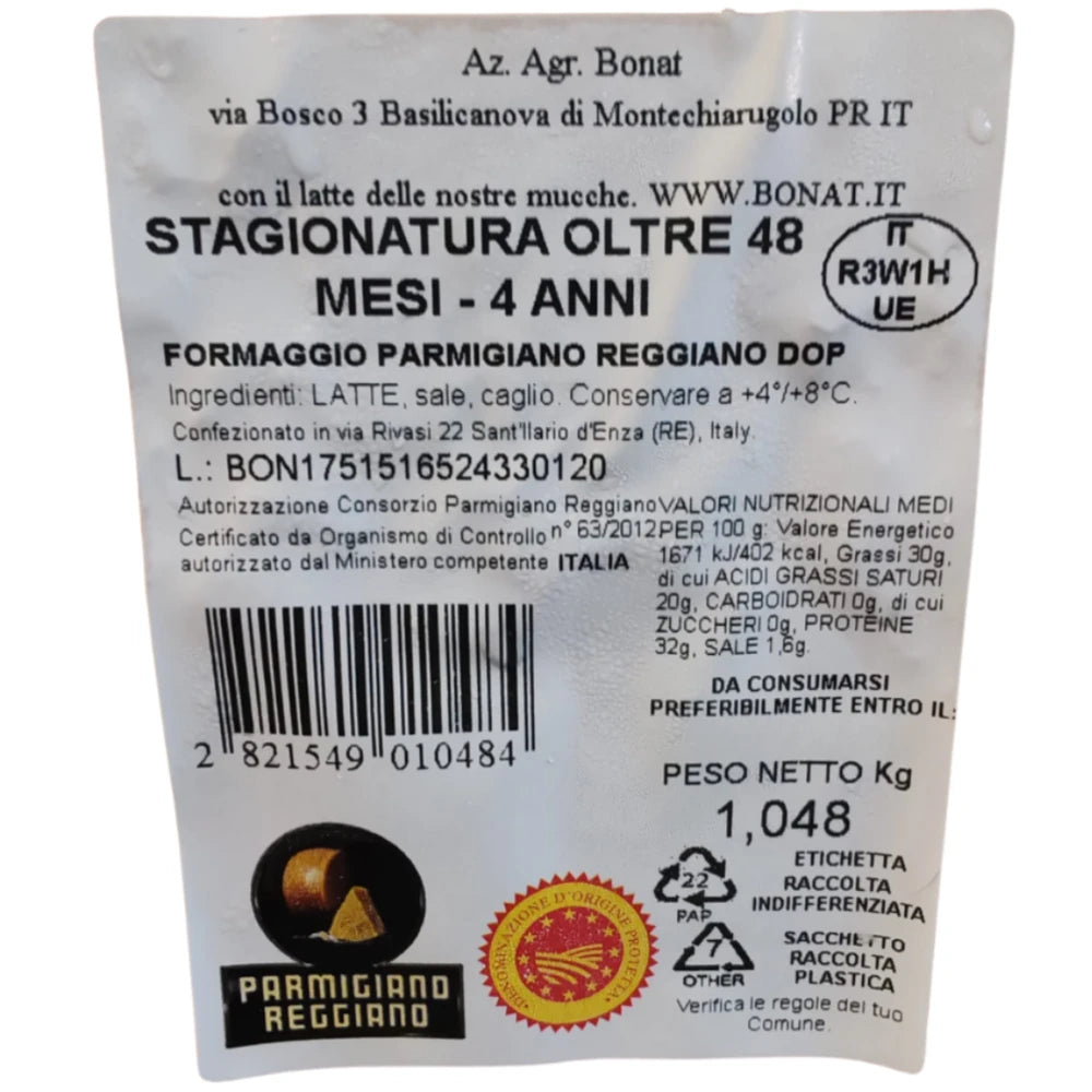 Un pezzo di Parmigiano Reggiano DOP Bonat, stagionato per 4 anni e pesante 1000g. Il suo sapore deciso e la scorza dorata lo rendono l'ideale per i palati più raffinati.