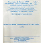 Una confezione autentica ed elegante racchiude un intero Prosciutto di Parma DOP, disossato e stagionato per 30 mesi, che esprime al meglio i gusti genuini dell'Emilia.