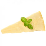 Un formaggio Parmigiano Reggiano Biologico di 60 mesi, dal sapore ricco e cremoso, ornato da fresche foglie di basilico.