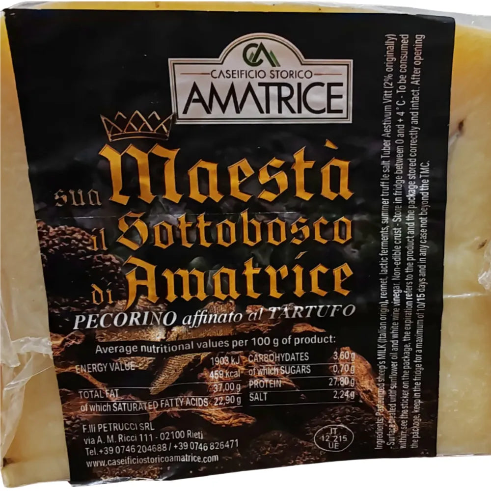 sua maestà il sotto bosco di amatrice è pecorino affinato al tarfuto del caseificio storico amatrice confezionato in spicchi sottovuoto. l'etichetta in inglese indica gli ingredienti, gli allergeni,  i valori nutrizionali e come conservare e consumare questo formaggio
